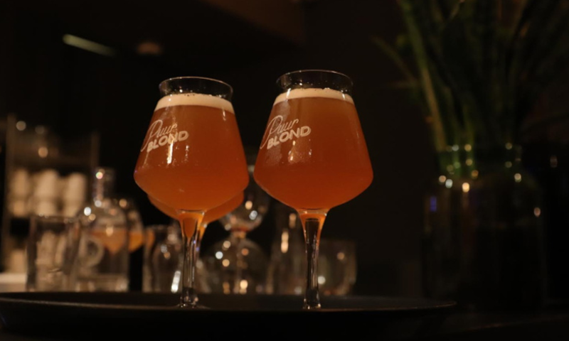 Drie glazen bier op de bar